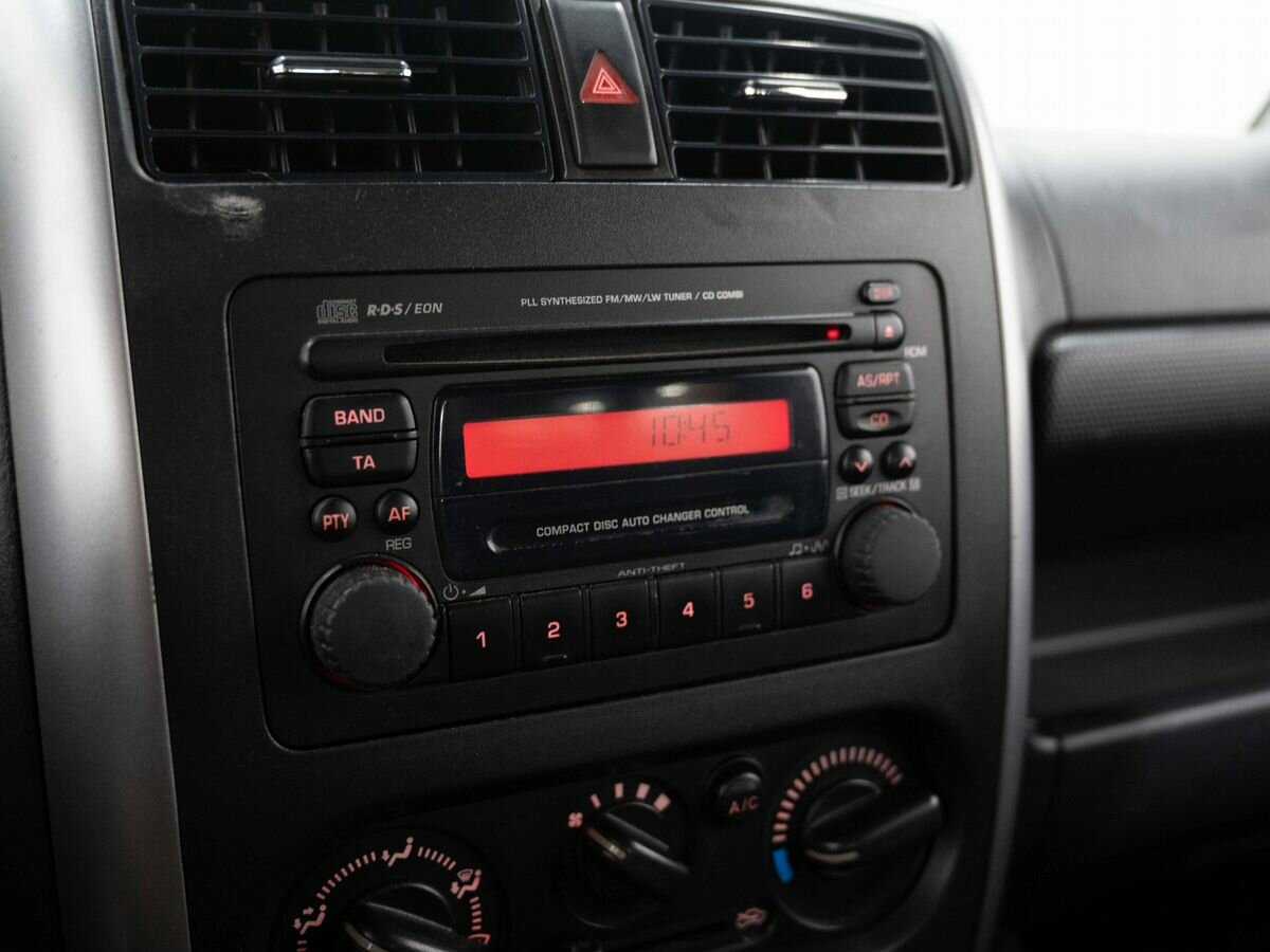 Suzuki Jimny с пробегом — 2011 год. Фото: #11