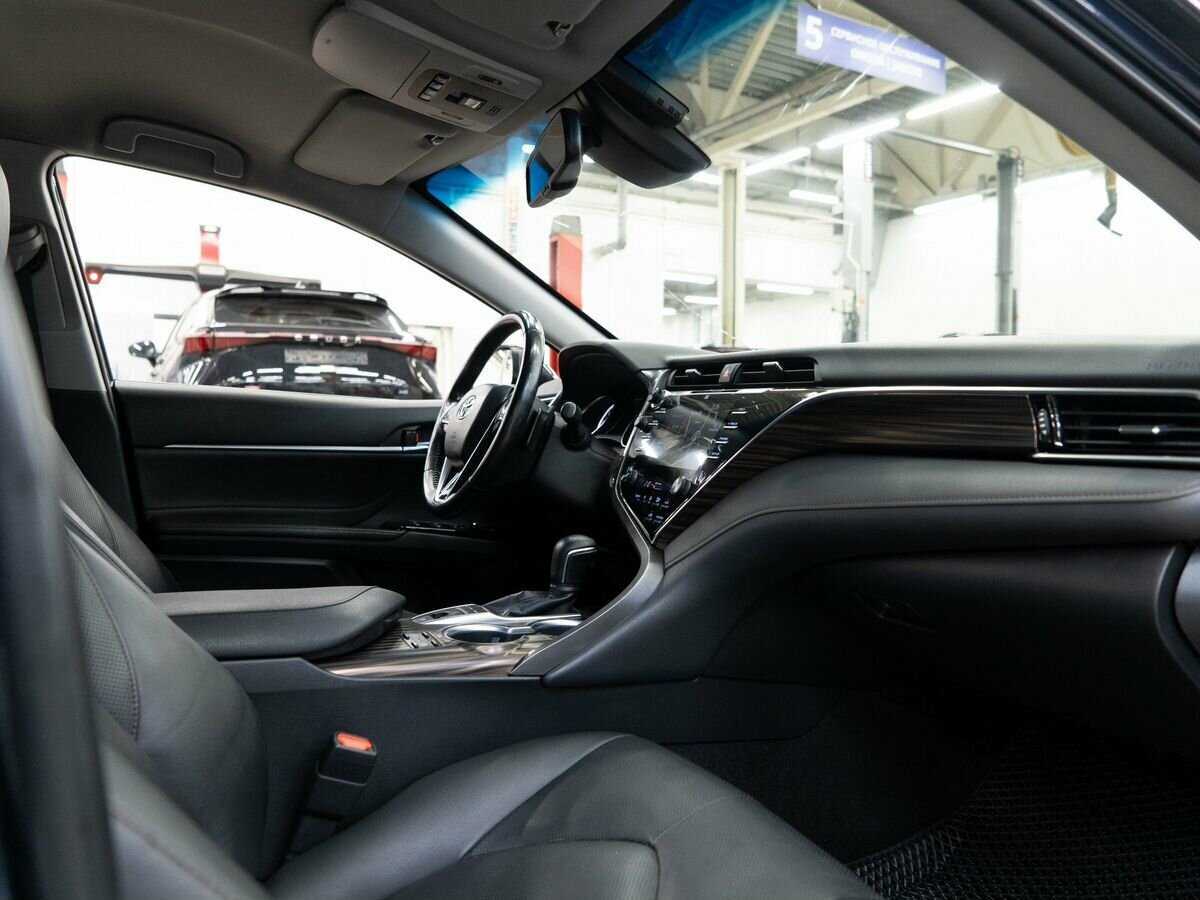 Toyota Camry с пробегом — 2018 год. Фото: #10