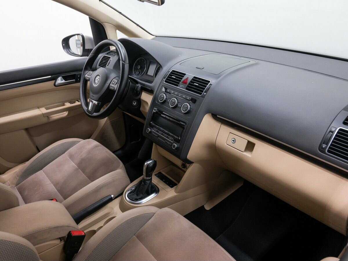 Volkswagen Touran с пробегом — 2013 год. Фото: #6