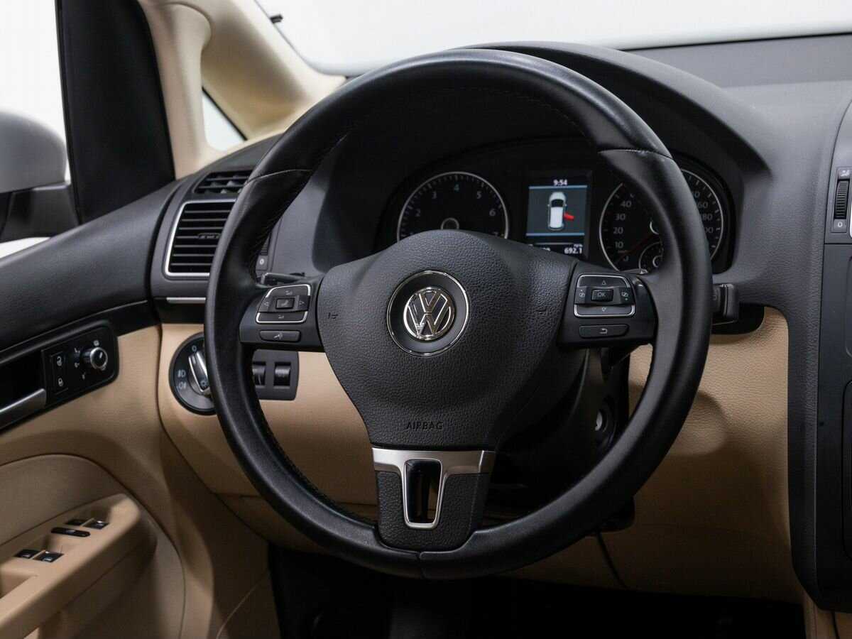 Volkswagen Touran с пробегом — 2013 год. Фото: #10