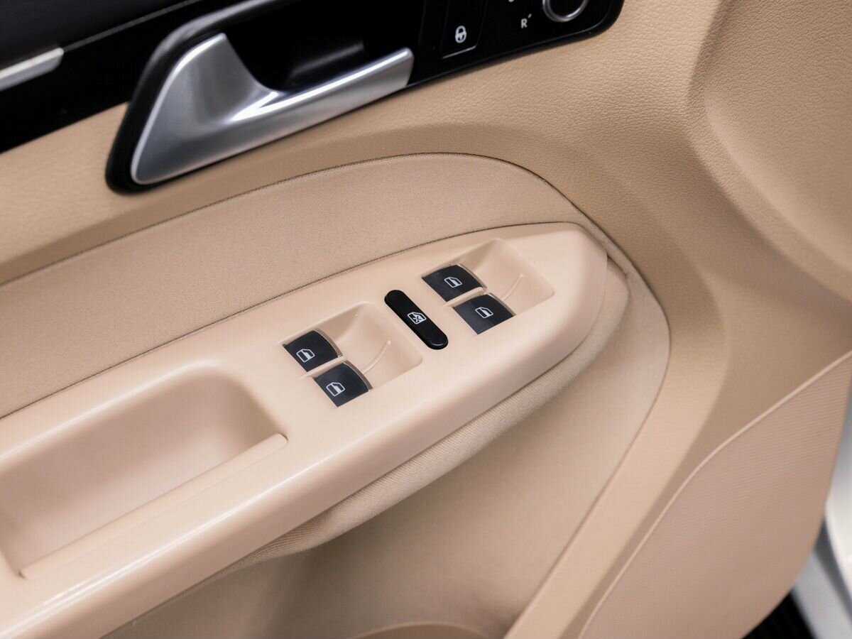 Volkswagen Touran с пробегом — 2013 год. Фото: #14