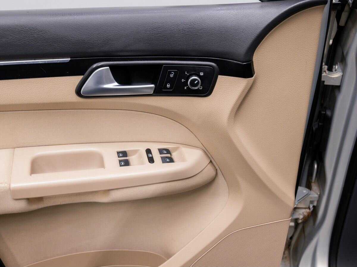 Volkswagen Touran с пробегом — 2013 год. Фото: #15