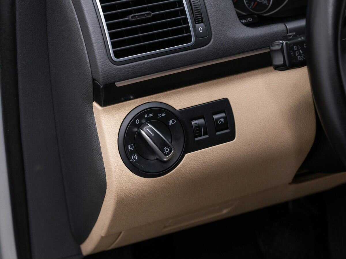 Volkswagen Touran с пробегом — 2013 год. Фото: #16