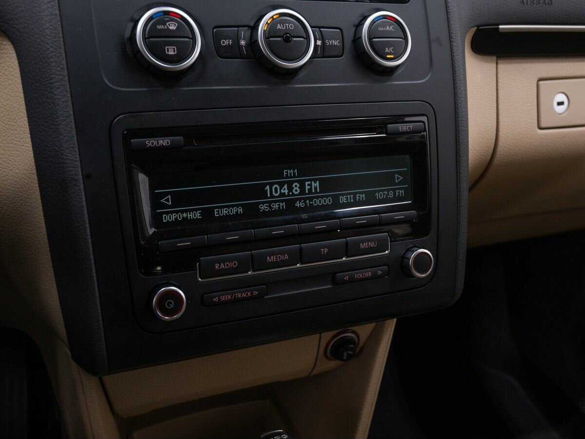 Volkswagen Touran с пробегом — 2013 год. Фото: #19