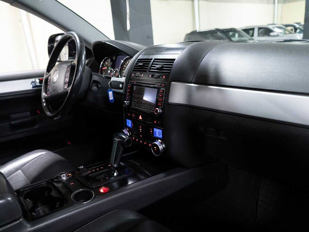 Volkswagen Touareg с пробегом — 2008 год. Фото: #9