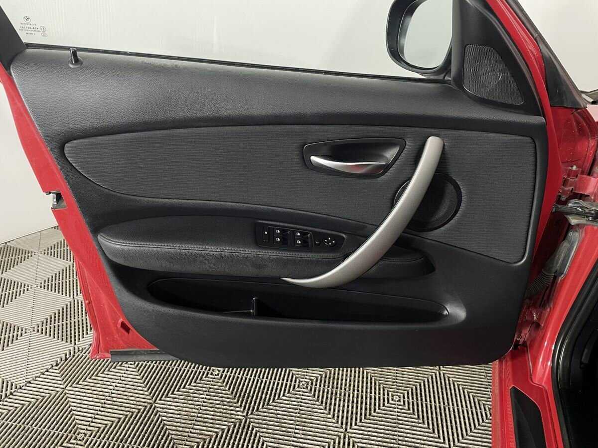 BMW 1 серии с пробегом — 2010 год. Фото: #6