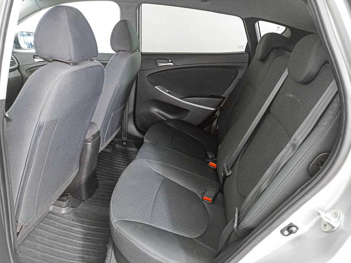 Hyundai Solaris с пробегом — 2012 год. Фото: #9