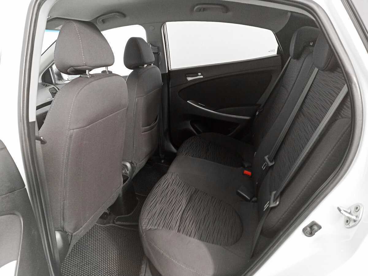 Hyundai Solaris с пробегом — 2015 год. Фото: #9