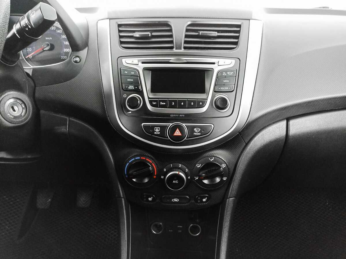 Hyundai Solaris с пробегом — 2015 год. Фото: #12