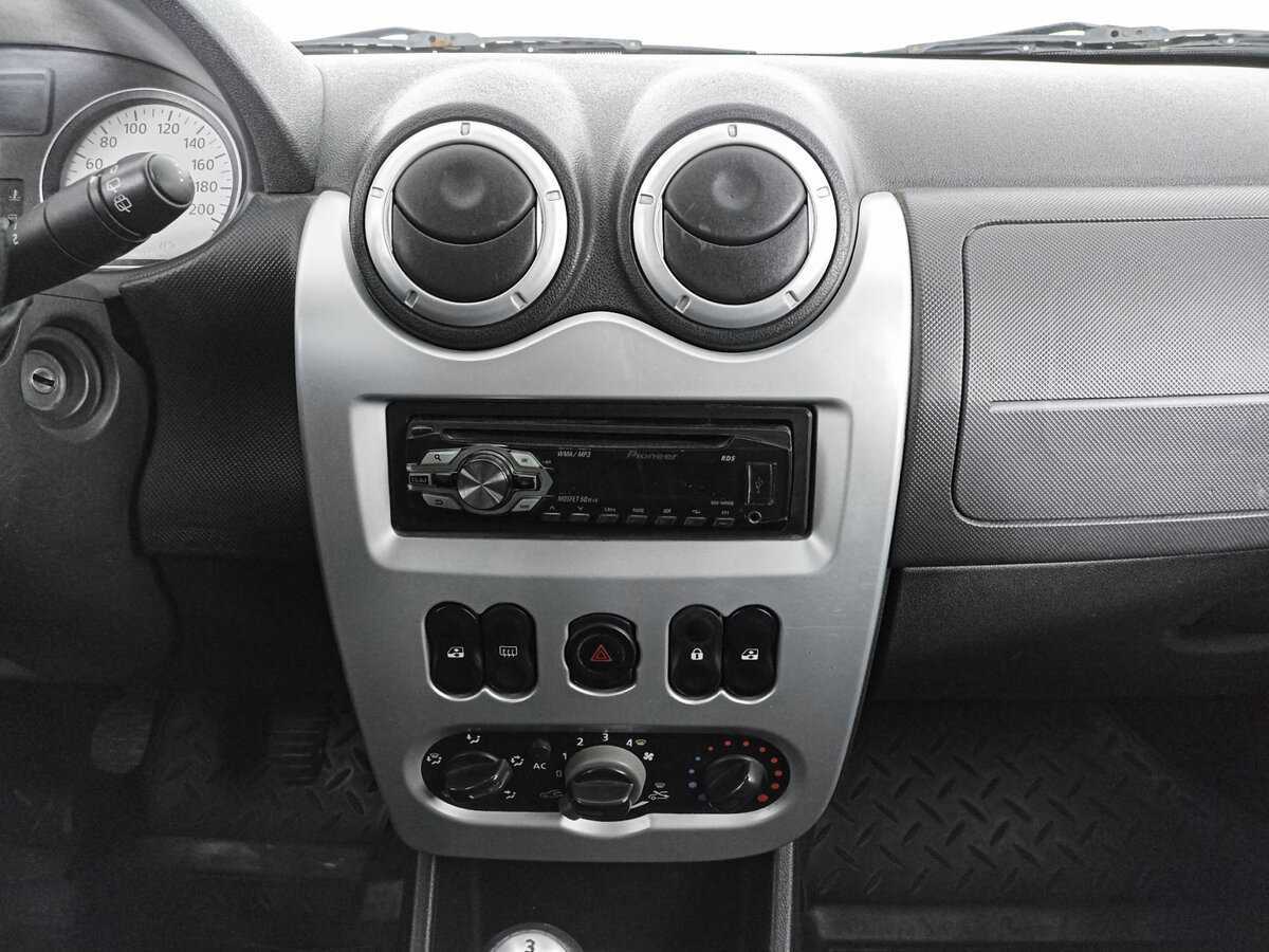 Renault Sandero с пробегом — 2010 год. Фото: #11