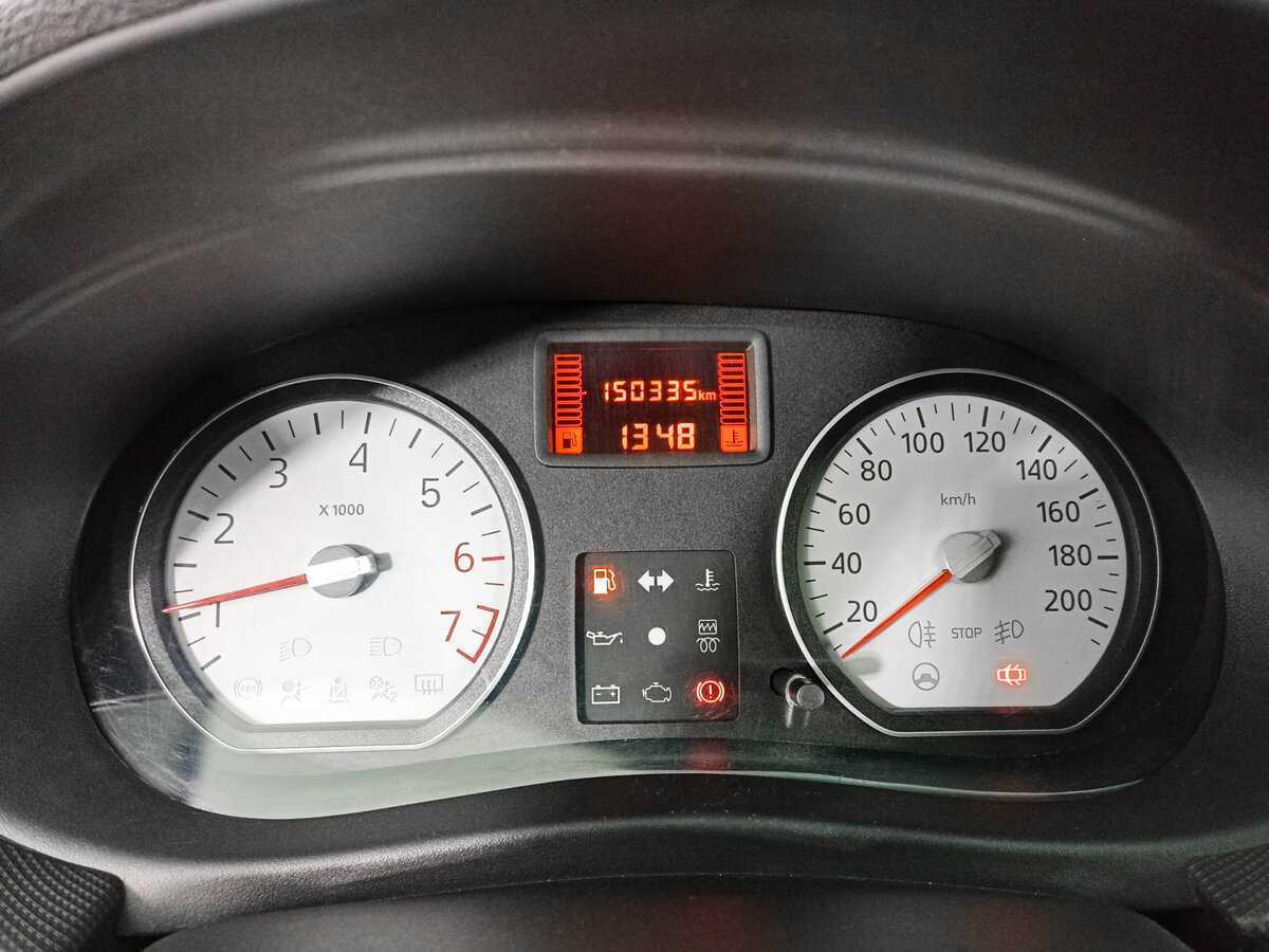 Renault Sandero с пробегом — 2011 год. Фото: #10