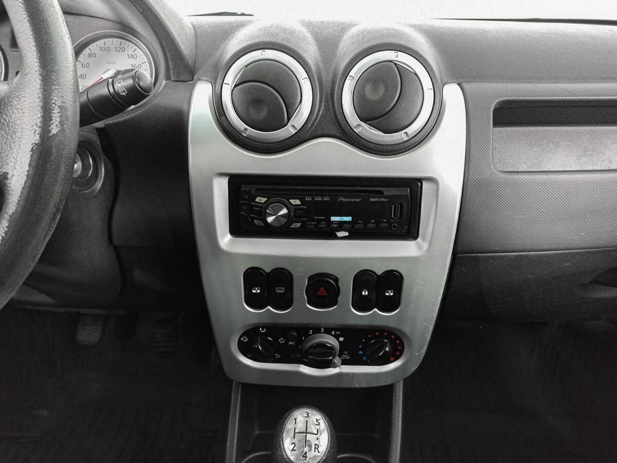 Renault Sandero с пробегом — 2011 год. Фото: #12