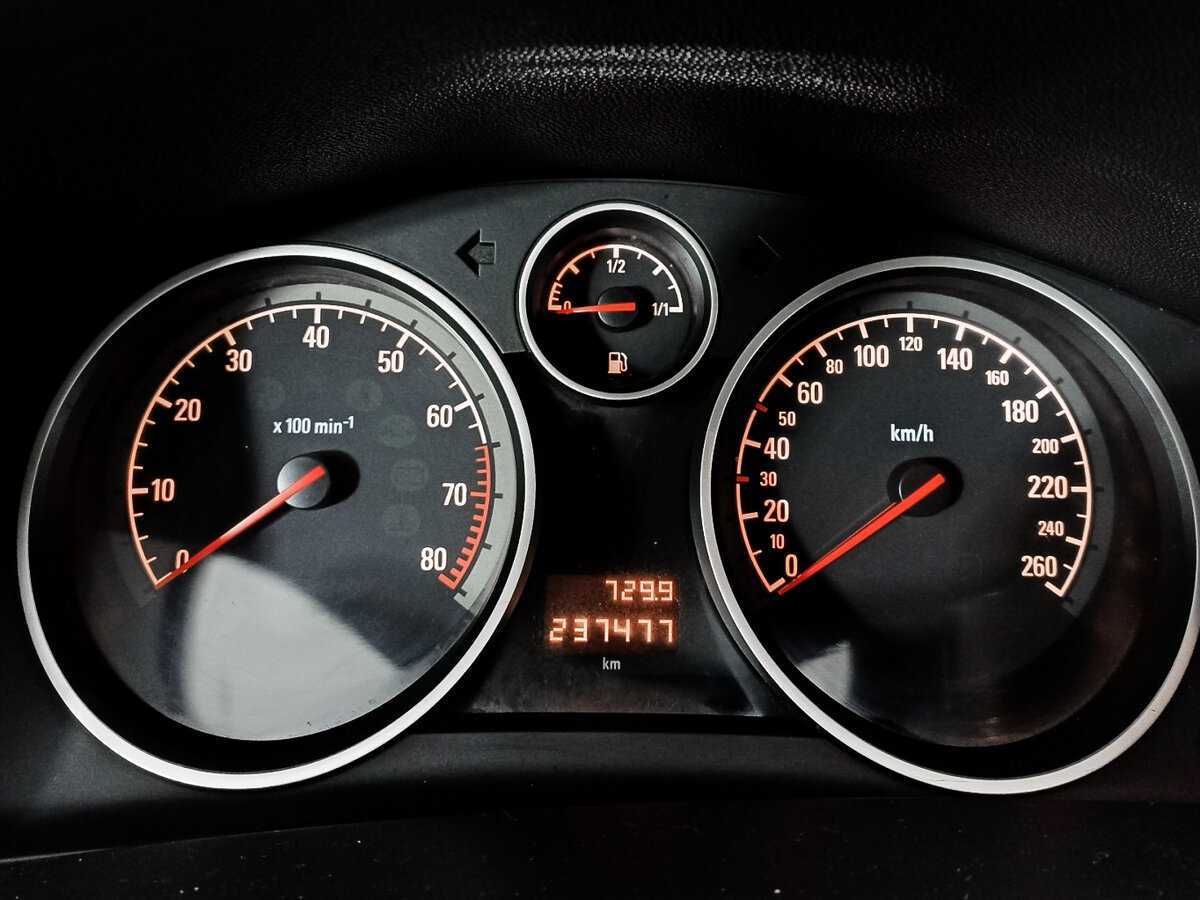 Opel Astra с пробегом — 2012 год. Фото: #10