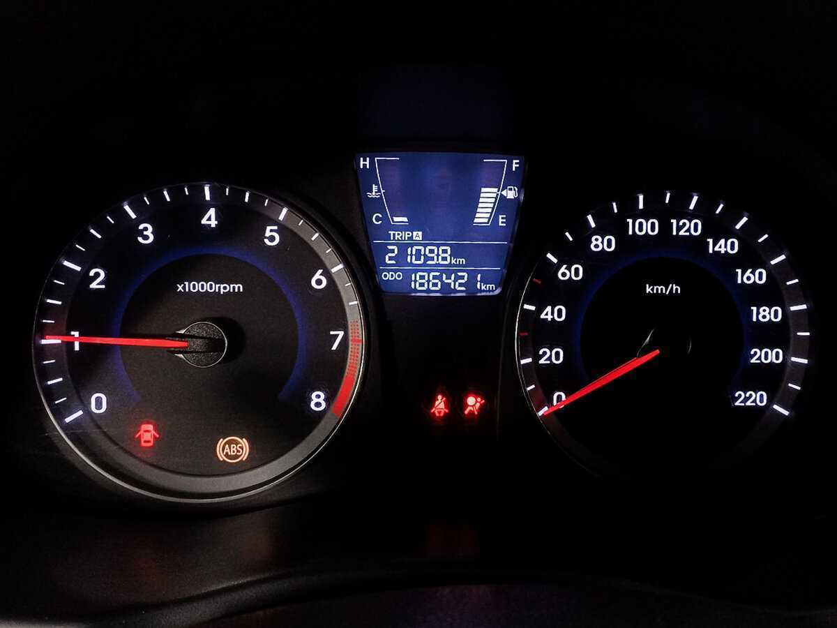 Hyundai Solaris с пробегом — 2011 год. Фото: #10