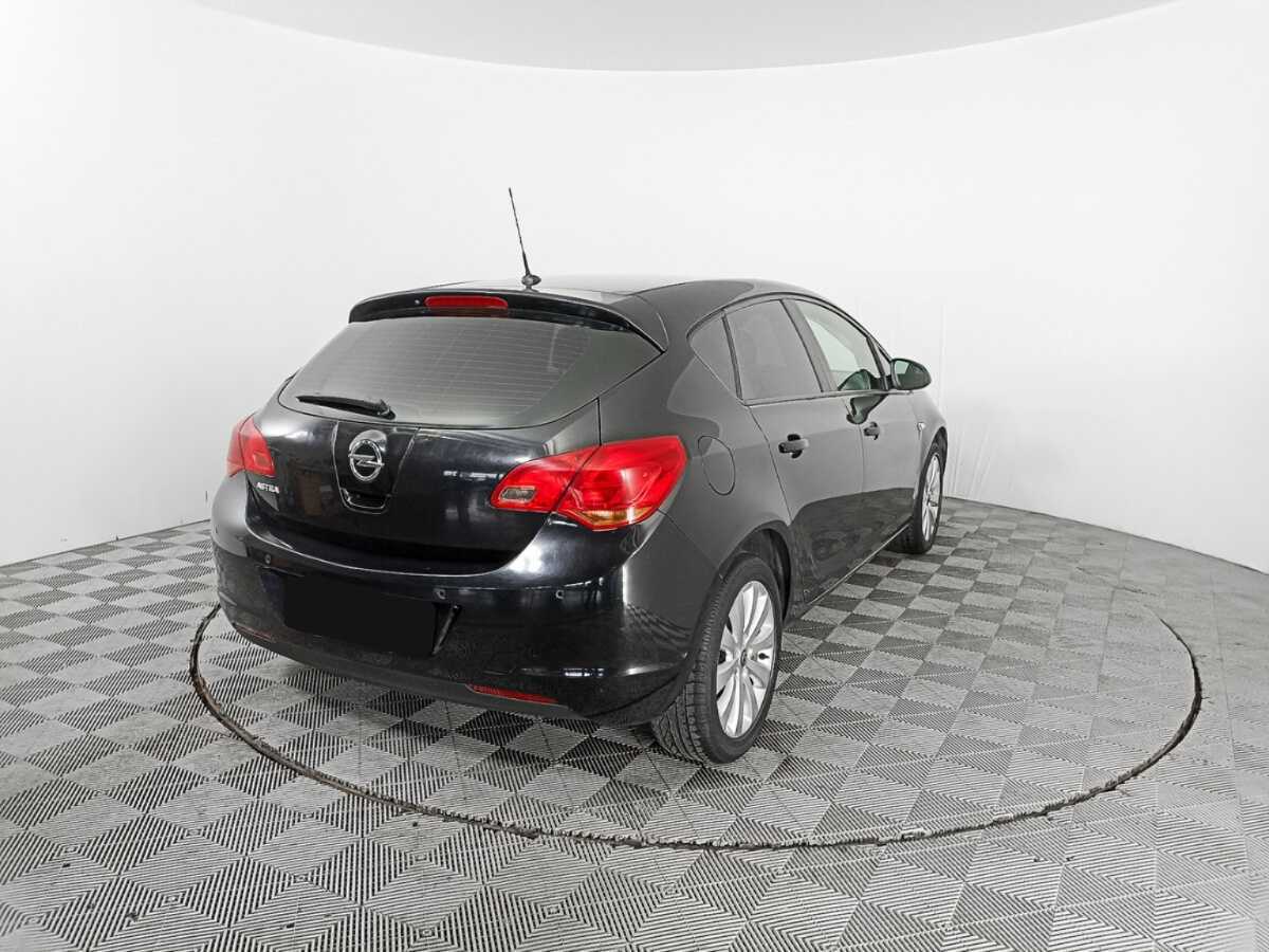 Opel Astra с пробегом — 2011 год. Фото: #4