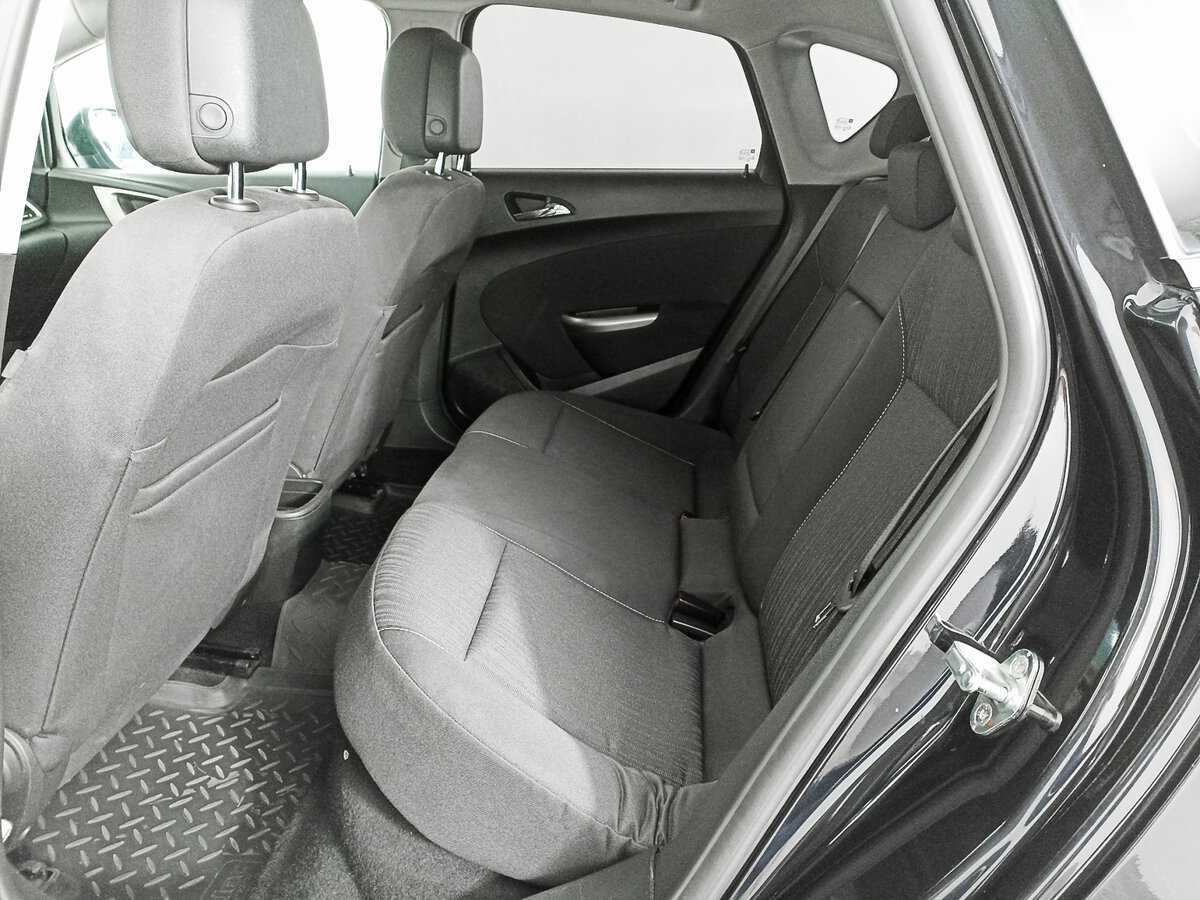 Opel Astra с пробегом — 2011 год. Фото: #9