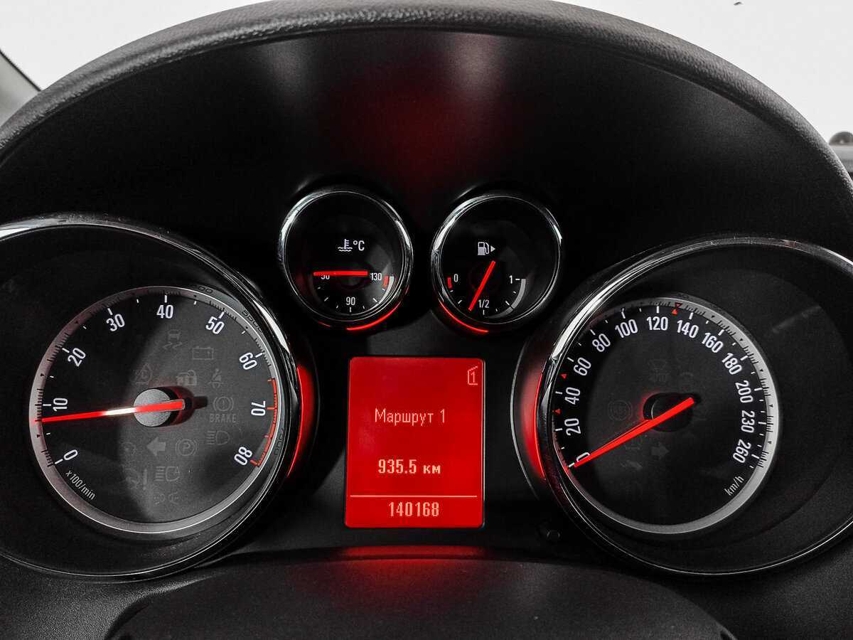 Opel Astra с пробегом — 2011 год. Фото: #10