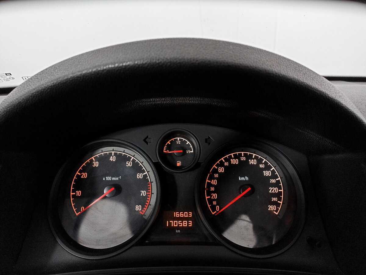 Opel Astra с пробегом — 2013 год. Фото: #10