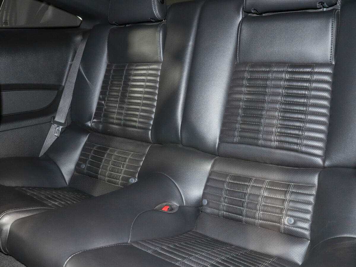 Ford Mustang с пробегом — 2011 год. Фото: #8