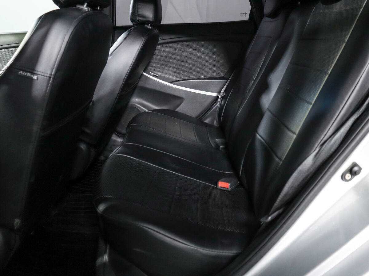 Hyundai Solaris с пробегом — 2011 год. Фото: #9