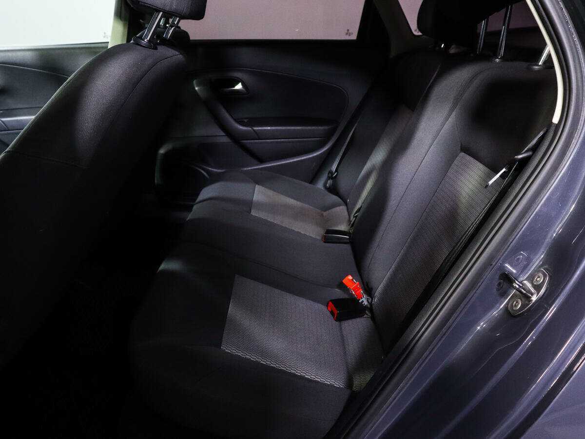 Volkswagen Polo с пробегом — 2011 год. Фото: #9