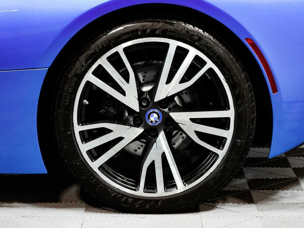 BMW i8 с пробегом — 2016 год. Фото: #13