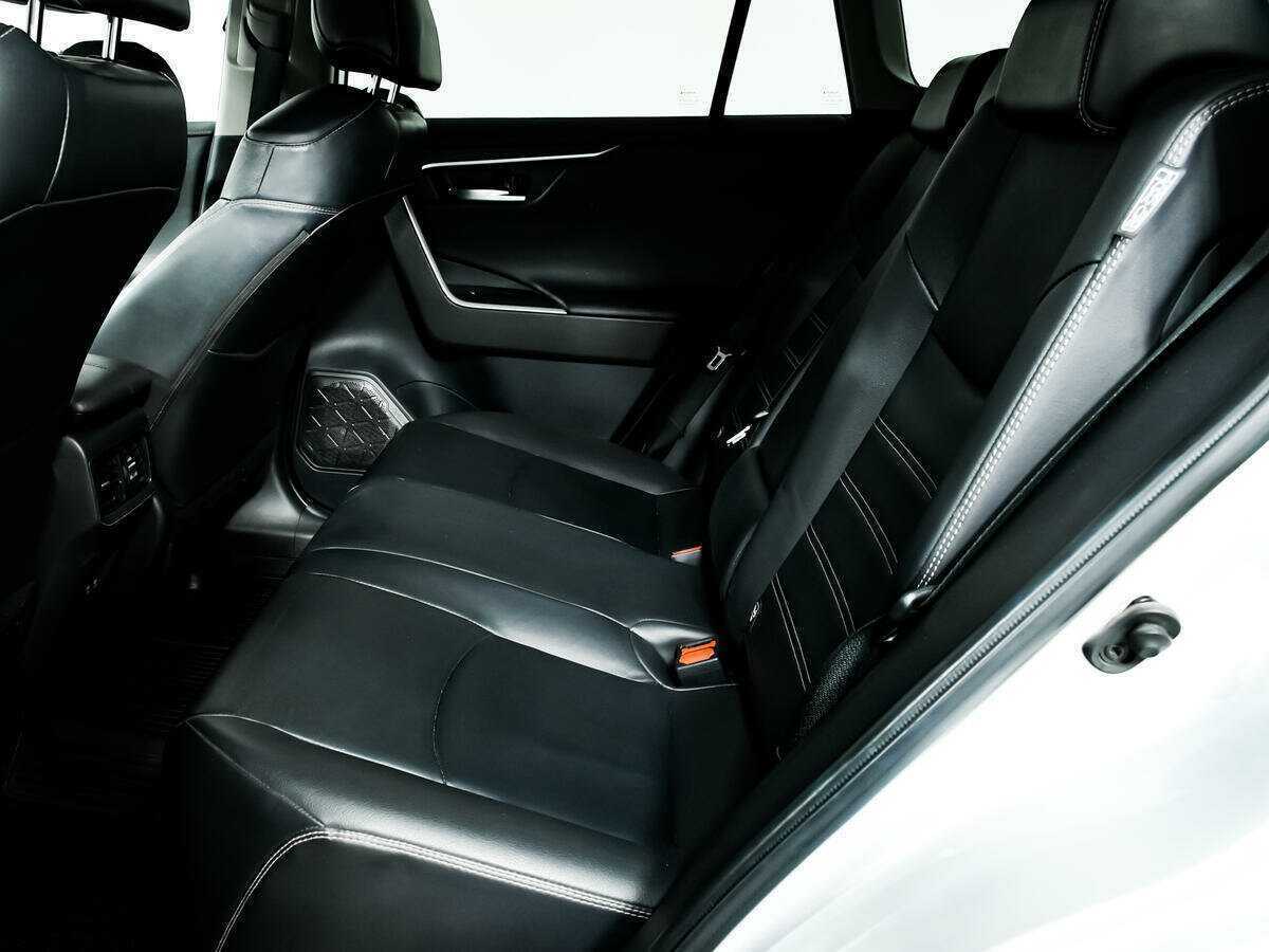 Toyota RAV4 с пробегом — 2020 год. Фото: #11