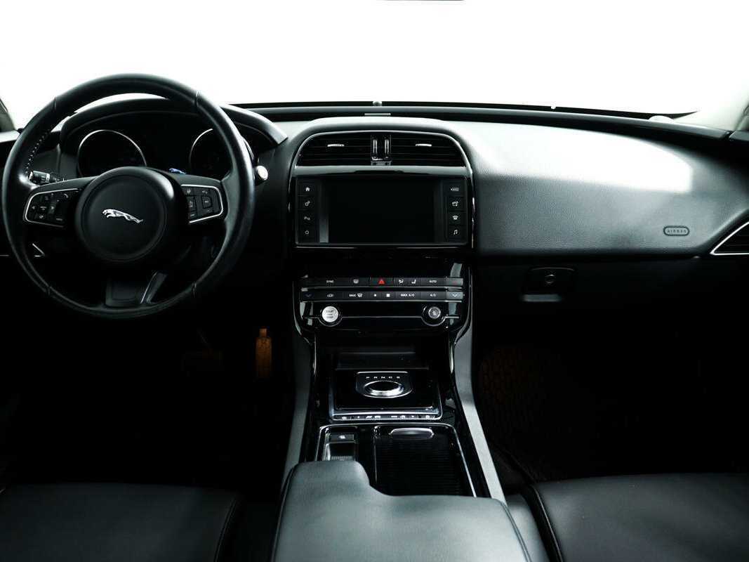 Jaguar XE с пробегом — 2018 год. Фото: #10