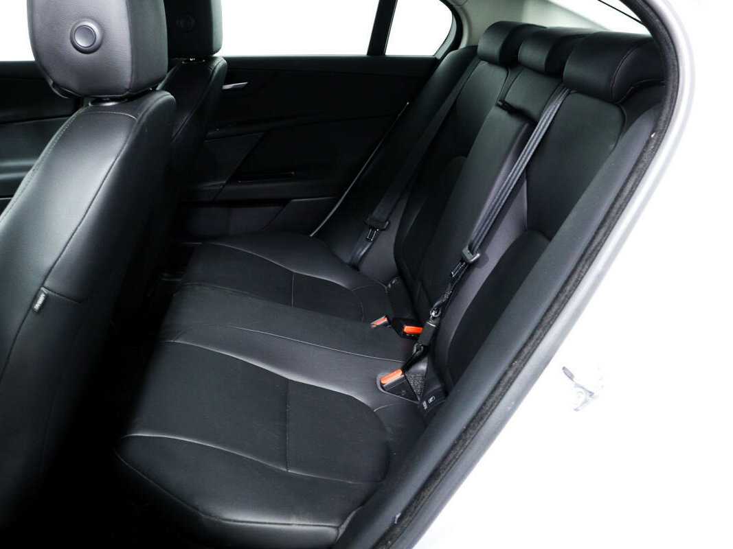 Jaguar XE с пробегом — 2018 год. Фото: #11