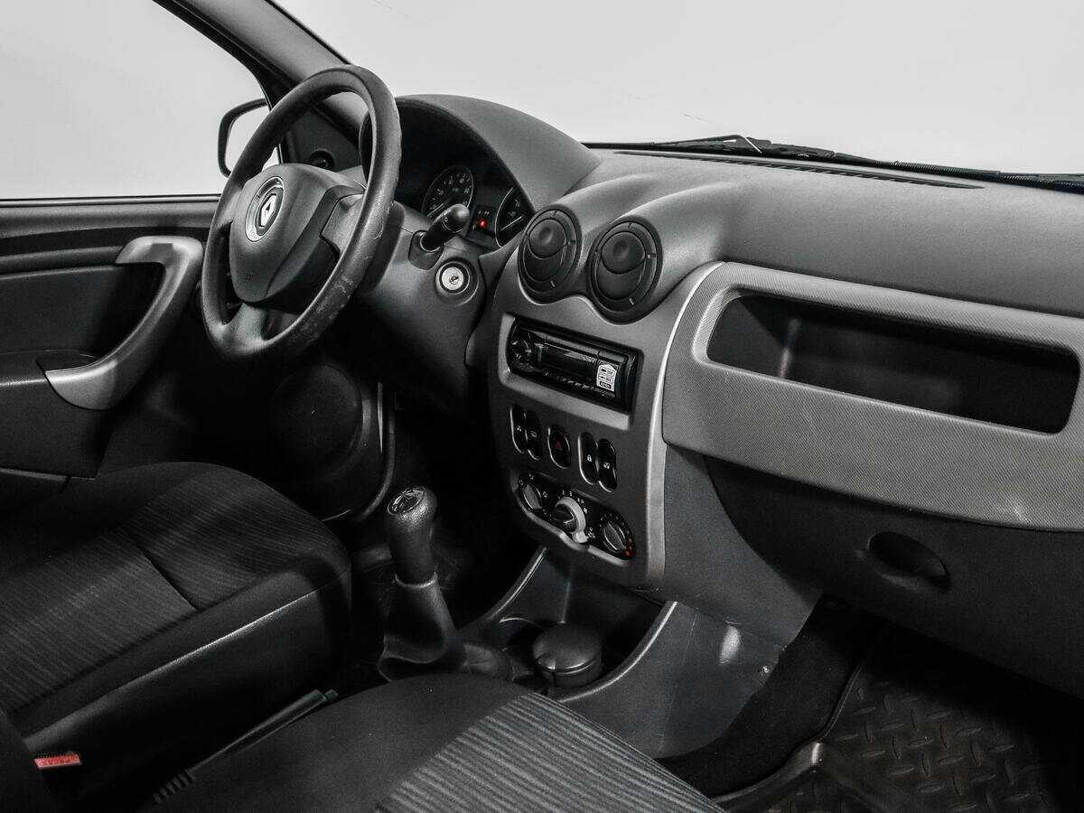 Renault Sandero с пробегом — 2011 год. Фото: #9