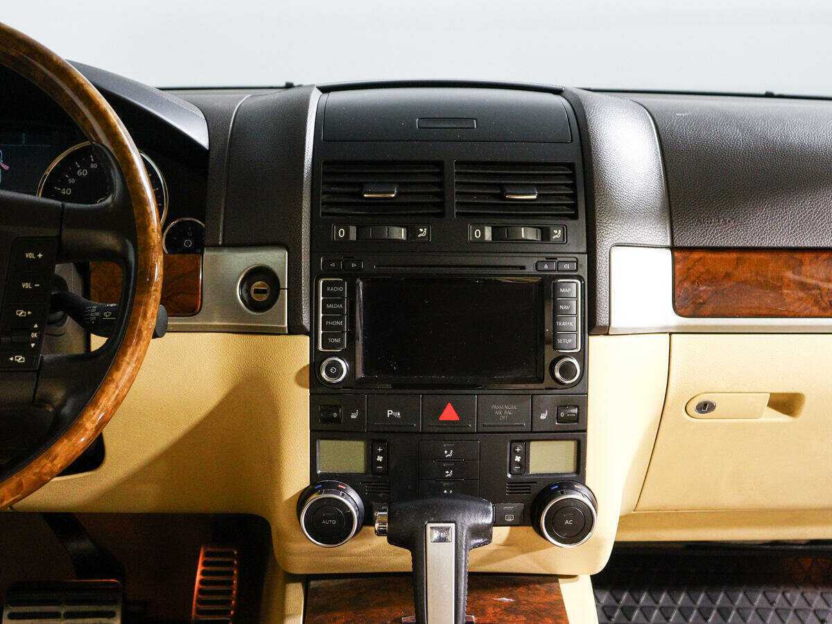 Volkswagen Touareg с пробегом — 2008 год. Фото: #12