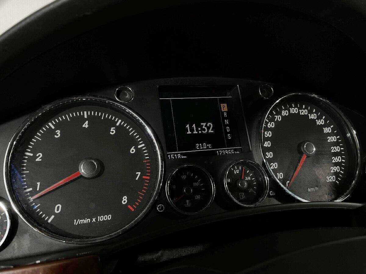 Volkswagen Touareg с пробегом — 2005 год. Фото: #10