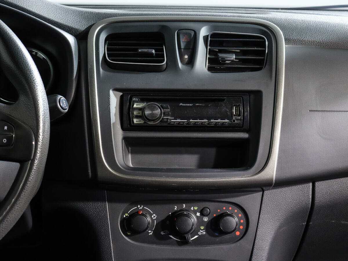 Renault Sandero с пробегом — 2015 год. Фото: #12