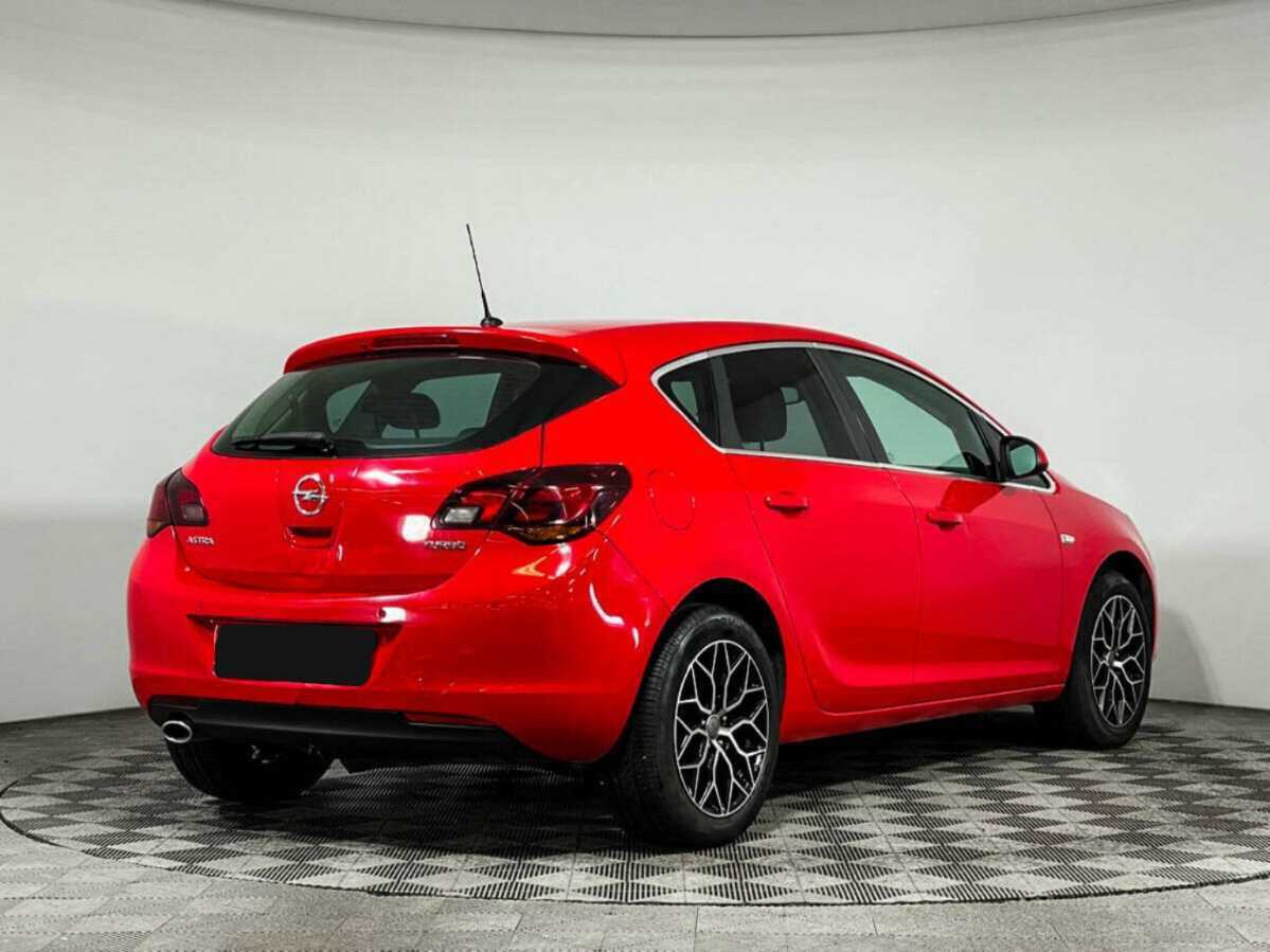 Opel Astra с пробегом — 2011 год. Фото: #3