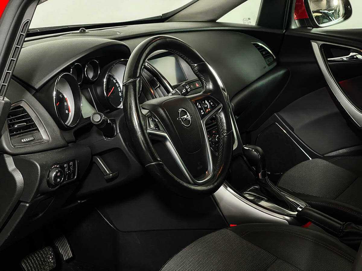 Opel Astra с пробегом — 2011 год. Фото: #10