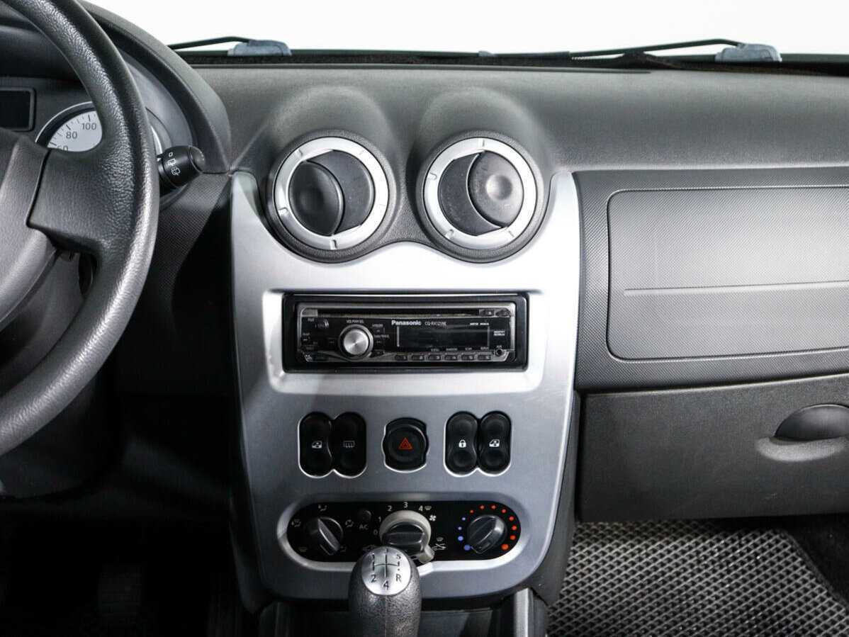 Renault Sandero с пробегом — 2011 год. Фото: #11