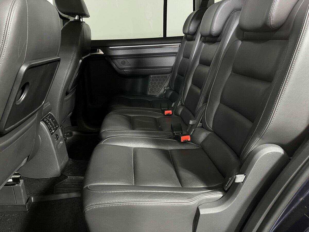 Volkswagen Touran с пробегом — 2012 год. Фото: #9