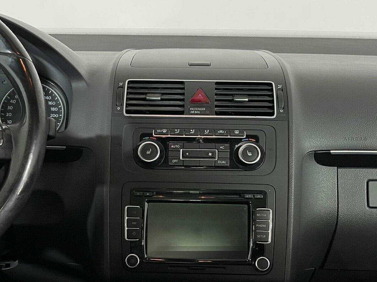 Volkswagen Touran с пробегом — 2012 год. Фото: #11