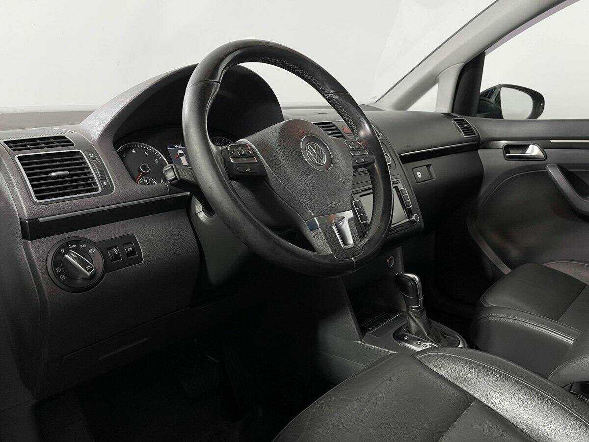 Volkswagen Touran с пробегом — 2012 год. Фото: #12
