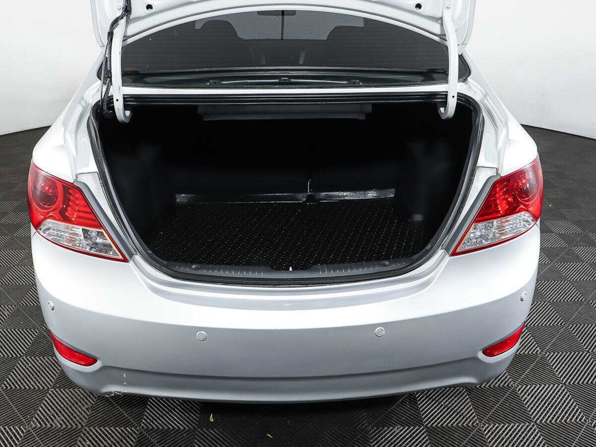 Hyundai Solaris с пробегом — 2011 год. Фото: #9