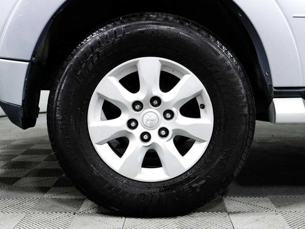 Mitsubishi Pajero с пробегом — 2011 год. Фото: #11