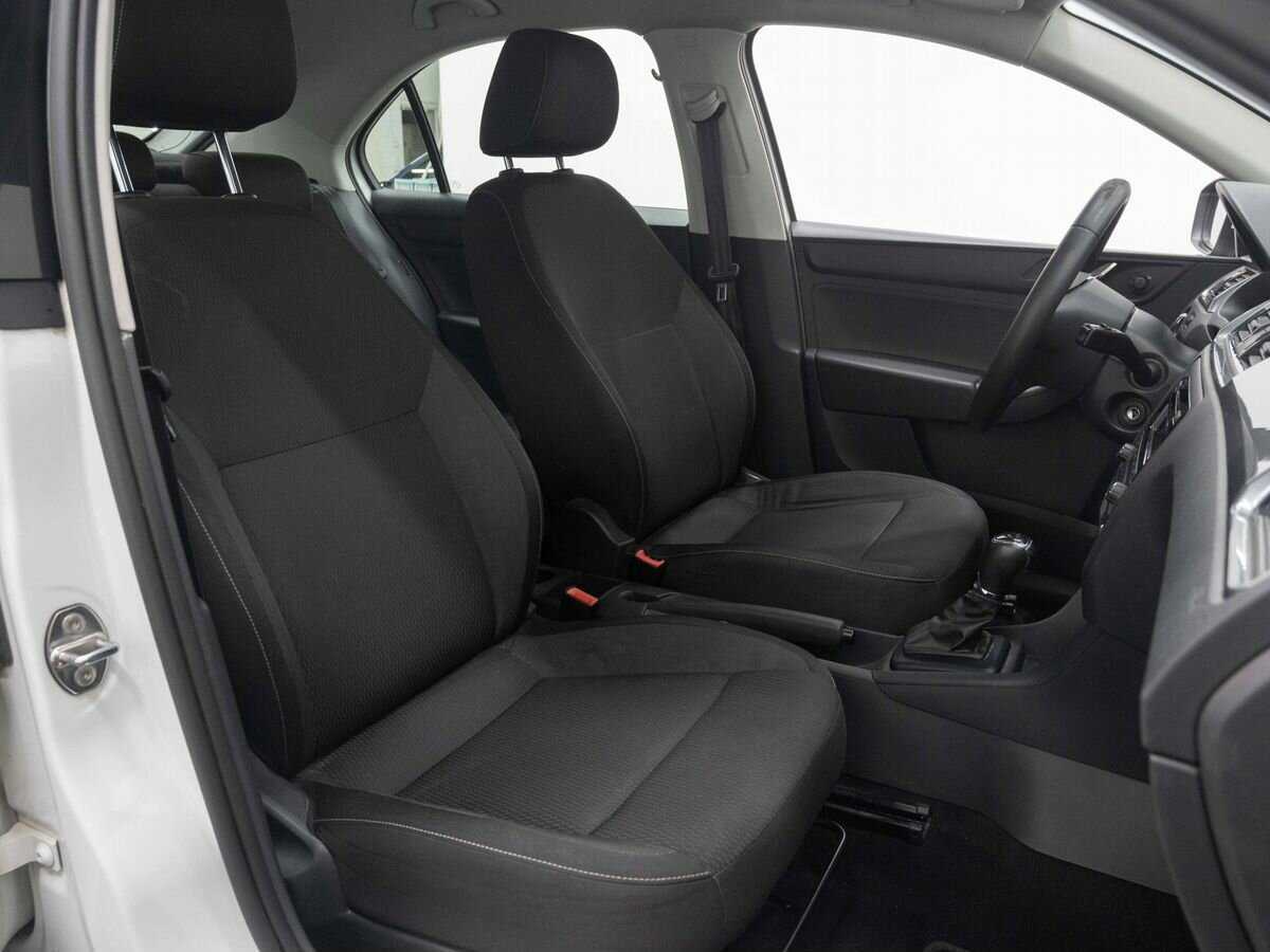 Skoda Rapid с пробегом — 2015 год. Фото: #11