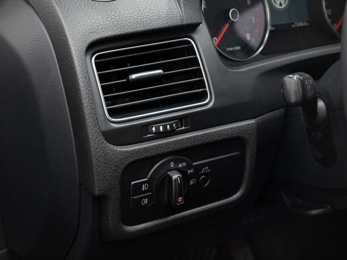 Volkswagen Touareg с пробегом — 2011 год. Фото: #21