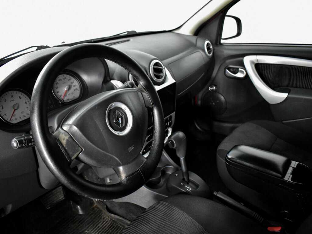 Renault Sandero с пробегом — 2012 год. Фото: #8