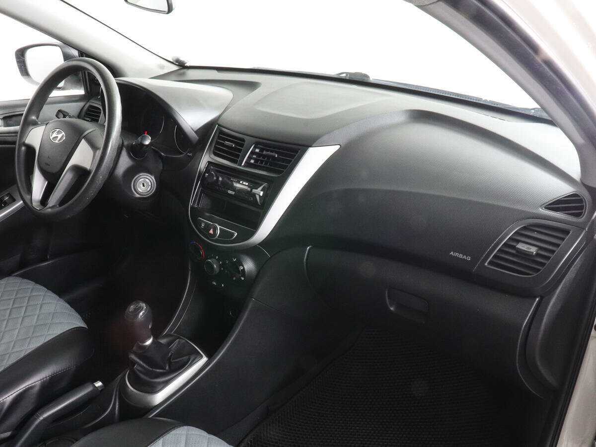 Hyundai Solaris с пробегом — 2015 год. Фото: #9