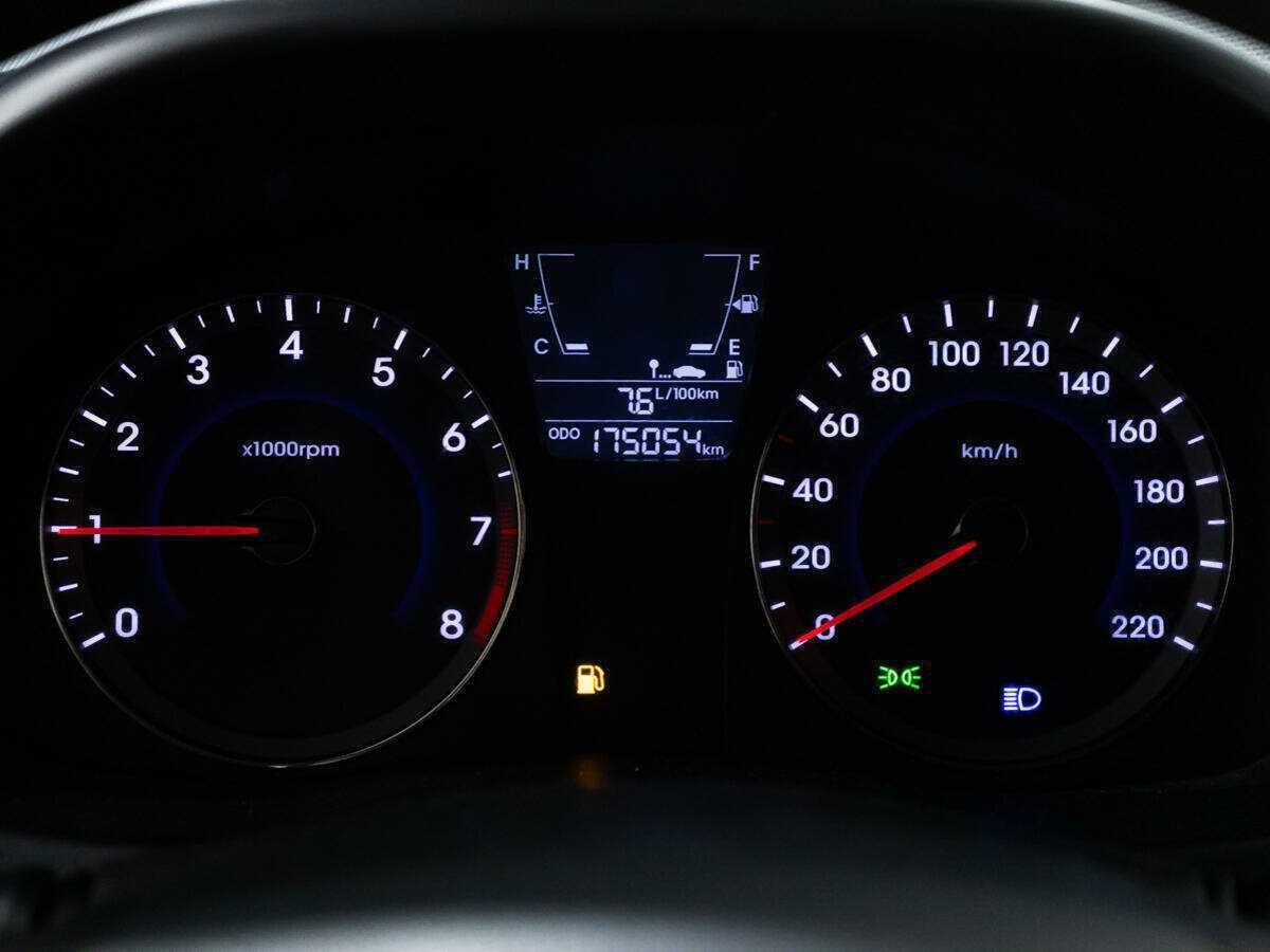 Hyundai Solaris с пробегом — 2011 год. Фото: #11