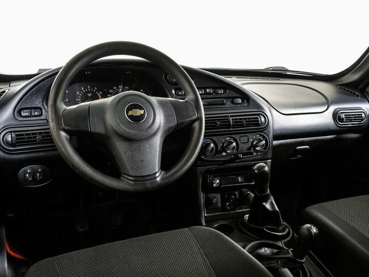 Chevrolet Niva с пробегом — 2011 год. Фото: #10