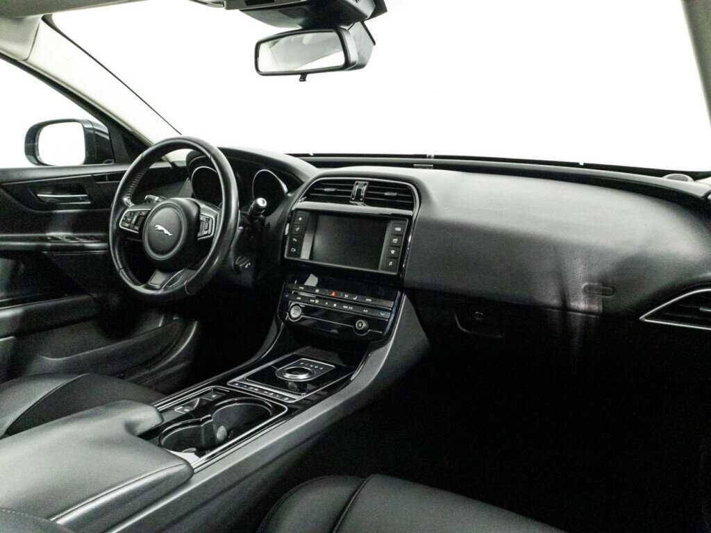 Jaguar XE с пробегом — 2017 год. Фото: #8