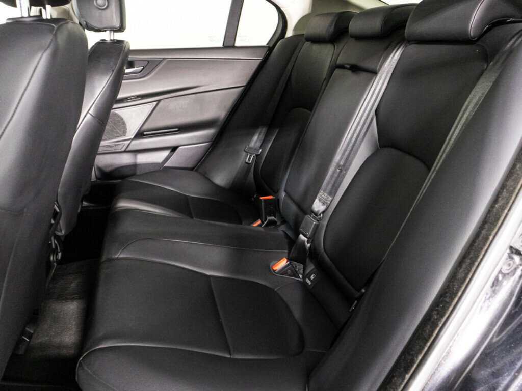 Jaguar XE с пробегом — 2017 год. Фото: #9