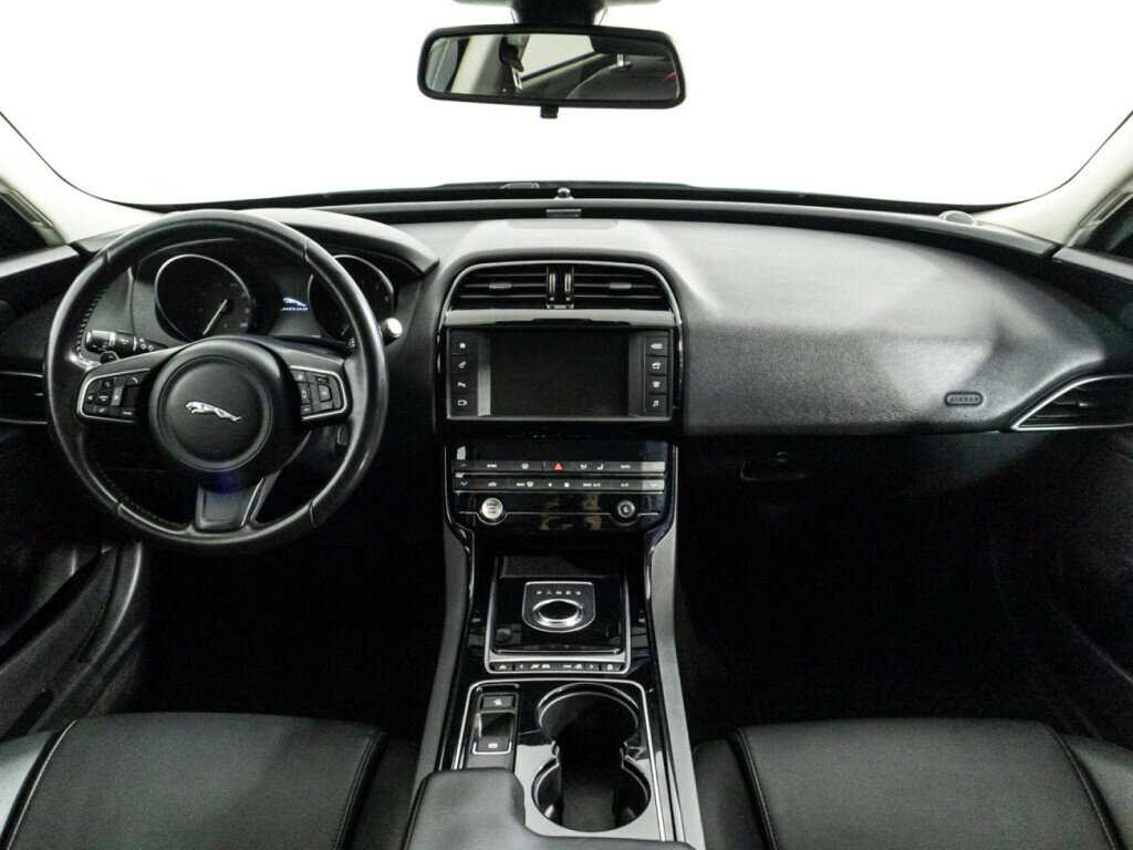 Jaguar XE с пробегом — 2017 год. Фото: #12